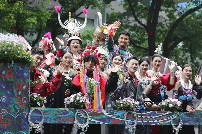 火到海外！贵州民族团结大巡游“圈粉”全世界(图4)