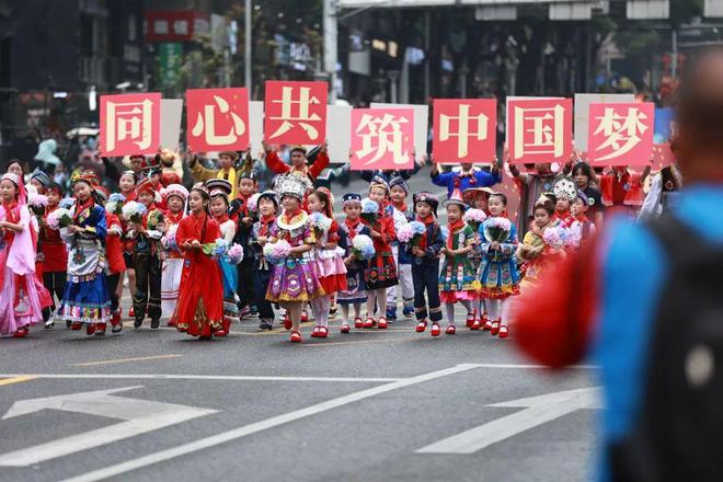 火到海外！贵州民族团结大巡游“圈粉”全世界(图3)