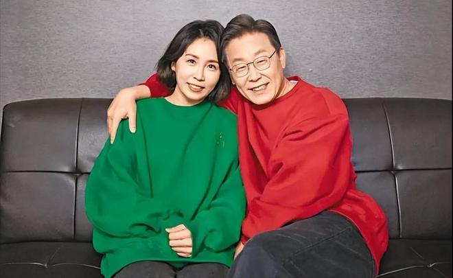 李在明和老婆一起亮相新的第一夫人叫金惠景比金建希温柔漂亮(图6)